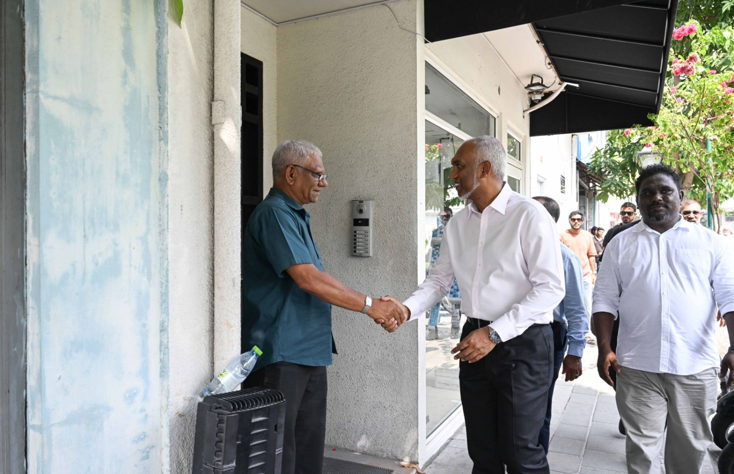 ޕީއެންސީގެ ލީޑަރުގެ ހައިސިއްޔަތުން ރައީސް މިއަދު މާފަންނު ހުޅަނގު ދާއިރާގެ ބައެއް ގެތަކަށް ކުރެއްވި ޒިޔާރަތުގައި މީހަކާ ސަލާން ކުރައްވަނީ.---ފޮޓޯ: ޕީއެންސީ