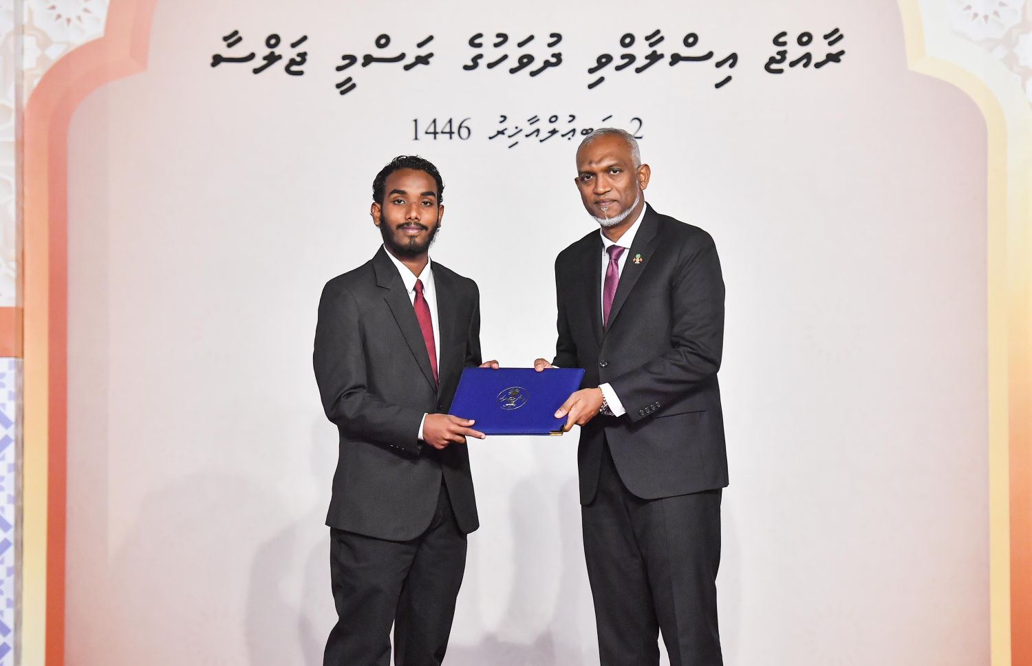 ރައީސް ޑރ. މުހައްމަދު މުއިއްޒު، ހާފިޒުންނަށް ރައީސުލްޖުމްހޫރިއްޔާ ދެއްވާ ހާއްސަ އިނާމު އަޒީންއާ ހަވާލުކޮށްދެއްވަނީ.-- ފޮޓޯ: ރައީސް އޮފީސް