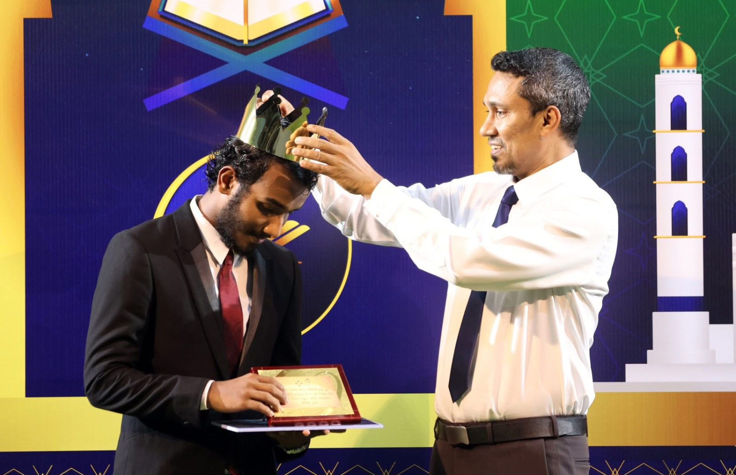 ފުވައްމުލަކުގެ ގުރުއާން މުބާރާތަކުން އަޒީން ހޯދި ކާމިޔާބީ ފާހަގަކޮށް މޭޔަރު އިސްމާއިލް ރަފީގު އޭނާއަށް އިނާމު ހަވާލުކޮށްދެއްވަނީ.