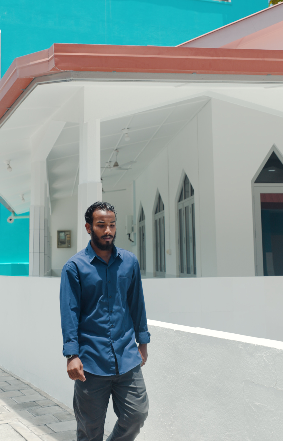 އަޒީން މުހައްމަދު، އޭނާ އިމާމުވެ ނަމާދުކުރާ ފުވައްމުލަކުގެ މިސްކިތަށް ދަނީ: "މިހާރު"އަށް އޭނާ މި އިންޓަވިއު ދިނީ އެ މިސްކިތުން ބައްދަލުވެ.-- ފޮޓޯ: އަމާނީ އަބްދުﷲ | މިހާރު