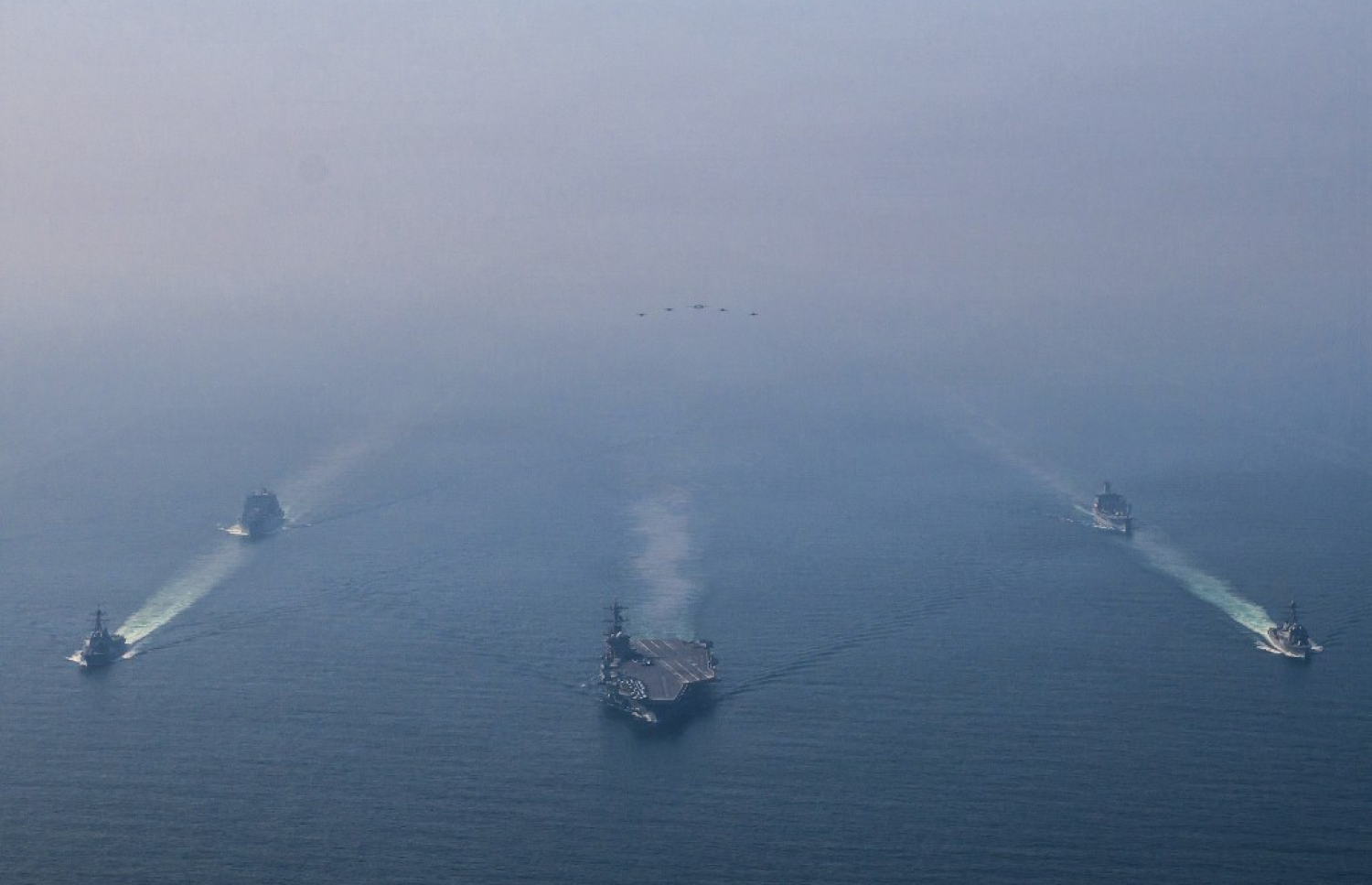 އެމެރިކާގެ ނޭވީގެ ނިމިޓްޒް ކްލާސް މަތިންދާބޯޓު އުފުލާ މަނަވަރެއް ކަމަށްވާ ޔޫއެސްއެސް އަބްރަހަމް ލިންކަން (ސީވީއެން 72) އަރަބި ކަނޑުގައި ދަތުރު ކުރަނީ. އެއާ އެކު އާލޭ ބުރްކް ކްލާހުގެ ގައިޑެޑް މިސައިލް ޑިސްޓްރޯޔާ ޔޫއެސްއެސް ފްރޭންކް އީ ޕީޓާސަން ޖޫނިއާ (ޑީޑީޖީ 121) އާއި ލުވިސް އެންޑް ކްލާކް ކްލާސް ޑްރައި ކާގޯ ޝިޕް ޔޫއެސްއެންއެސް ކާލް ބްރޭޝިއާ (ޓީ-އޭކޭއީ 7) ވެސް ބައިވެރިވޭ.