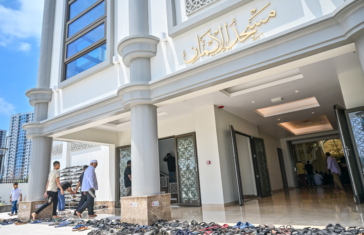 ހުޅުމާލޭ ފޭސް 2 ގައި ހުންނަ މަސްޖިދުލް އީމާން މިސްކިތަށް މީހުން ހުކުރު ނަމާދަށް ވަންނަނީ --- މިހާރު ފޮޓޯ/ފަޔާޒު މޫސާ