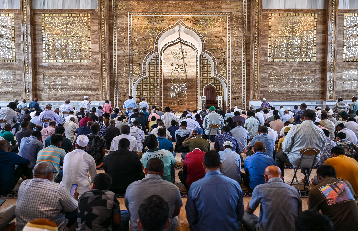 މަސްޖިދުލް އީމާން މިސްކިތުގައި ހުކުރު ނަމާދު ޖަމާއަތް ހަދައިގެން: މިއަދަކީ މިއަހަރުގެ ރޯދަ މަހުގެ ފުރަތަމަ ހުކުރު ދުވަސް -- މިހާރު ފޮޓޯ/ފަޔާޒު މޫސާ