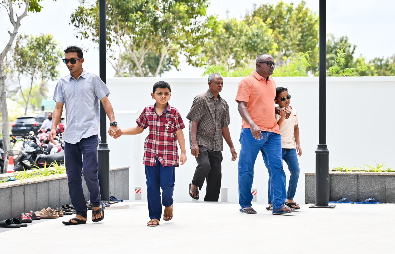 މިއަހަރުގެ ރޯދަ މަހުގެ ފުރަތަމަ ހުކުރު ނަމާދަށް ބަޔަކު މިސްކިތަށް ވަންނަނީ --- މިހާރު ފޮޓޯ/ފަޔާޒު މޫސާ