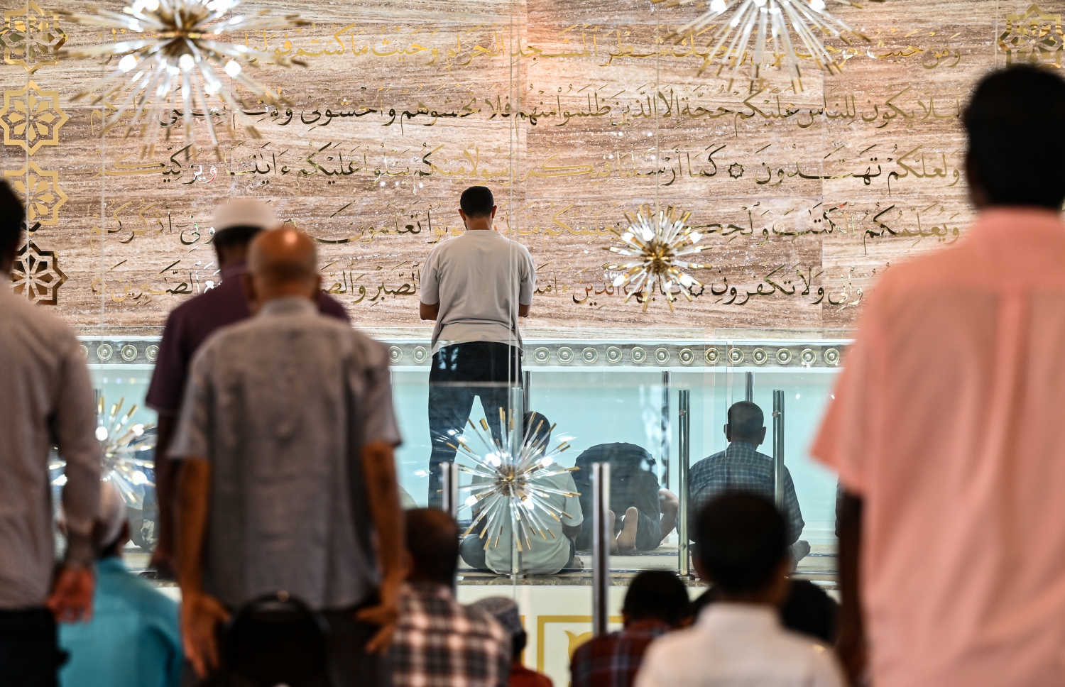 މި ރޯދަ މަހުގެ ފުރަތަމަ ހުކުރު ނަމާދުގައި ހުކުރު ކުރިން މީހުން ސުންނަތް ނަމާދު ކުރަނީ. ހުރިހާ މިސްކިތްތަކެއް ކަހަލަ ގޮތަކަށް ފުރި ބާރުވެ، ބޭރުގައި ވެސް ގިނަ ބަޔަކު ވަނީ ސަފު ހަދާފައި --- މިހާރު ފޮޓޯ/ފަޔާޒު މޫސާ