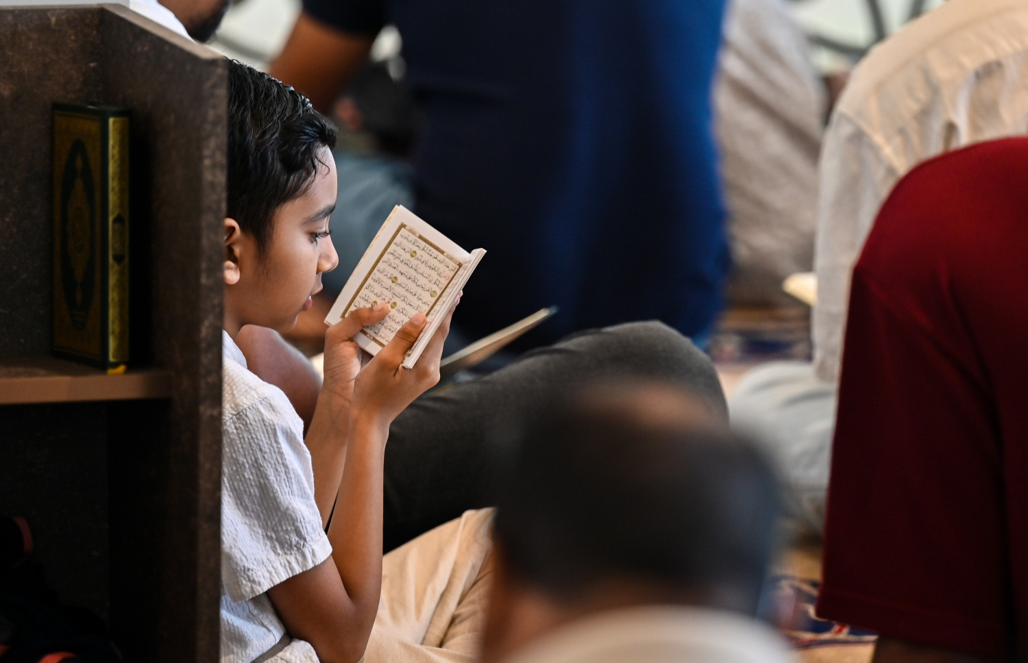 މިއަހަރުގެ ރޯދަމަހުގެ ފުރަތަމަ ހުކުރު ނަމާދަށް ގޮސްހުރި ކުއްޖަކު ޤްރުއާން ކިޔަވަނީ --- މިހާރު ފޮޓޯ/ފަޔާޒު މޫސާ