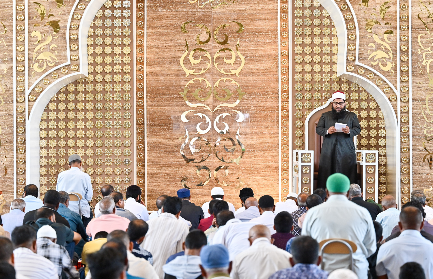 ރޯދަމަހުގެ ފުރަތަމަ ހުކުރު ނަމާދުގައި ހުކުރު ހުތުބާ އިއްވަނީ. މިއަަދުގެ ހުކުރު ހުތުބާ ހާއްސަކުރީ ތަގުވާވެރިވުމާއި ތައުބާވުމުގެ މުހިންމުކަމުގެ މައްޗަށް --- މިހާރު ފޮޓޯ/ފަޔާޒު މޫސާ