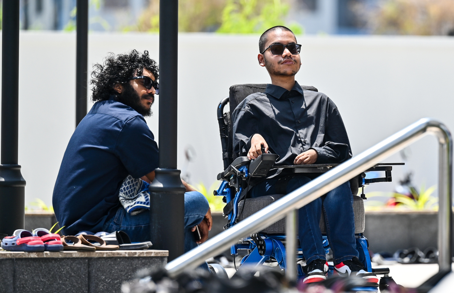 ހުޅުމާލެ2 ގައި ހުންނަ މަސްޖިިދުލް އީމާން މިސްކިތަށް މިއަދު ހުކުރު ނަމާދަށް ދިޔަ މީހުން މިސްކިތުން ބޭރުގައި މަޑުކޮށްގެން --- މިހާރު ފޮޓޯ/ފަޔާޒު މޫސާ