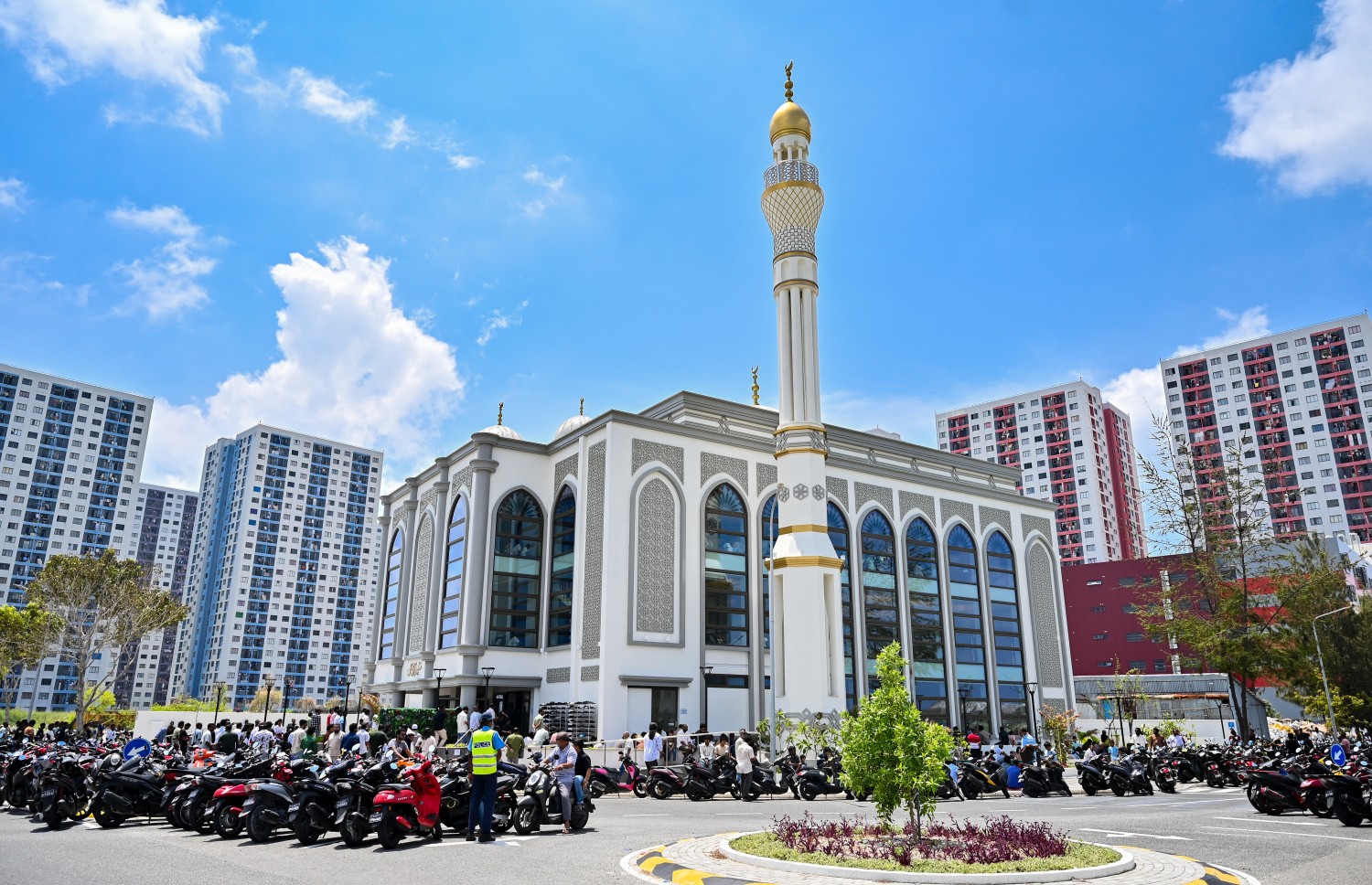 މިއަހަރުގެ ރޯދަމަހުގެ ފުރަތަމަ ހުކުރު ނަމާދަށް ހުޅުމާލެ 2 ގައި ހުންނަ މަސްޖިިދުލް އީމާން މިސްކިތަށް މީހުން ޖަމާވަނީ --- މިހާރު ފޮޓޯ/ފަޔާޒު މޫސާ