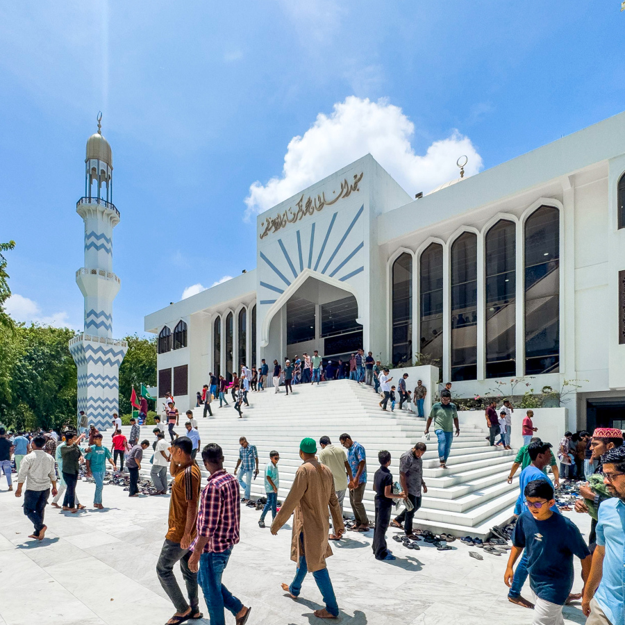 މިއަހަރުގެ ރޯދަމަހުގެ ފުރަތަމަ ހުކުރު ނަމާދަށްފަހު އިސްލާމީ މަރުކަޒުން މީހުން ފައިބަނީ --- މިހާރު ފޮޓޯ/ނިޝާން އަލީ