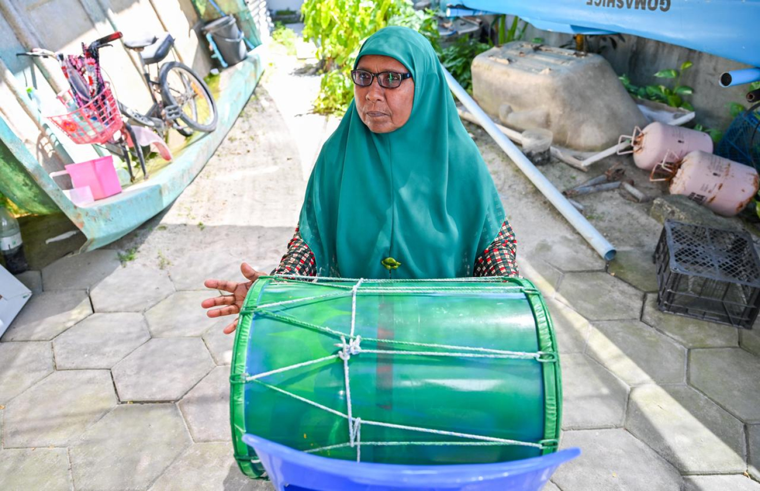 ކުޑަ މަރިޔަނބު ބެރުގެ އެކި ހަމަތައް ކިޔައިދީ އޭނާގެ ހުނަރު ދައްކާލަނީ. -- ފޮޓޯ: ފަޔާޒް މޫސާ | މިހާރު