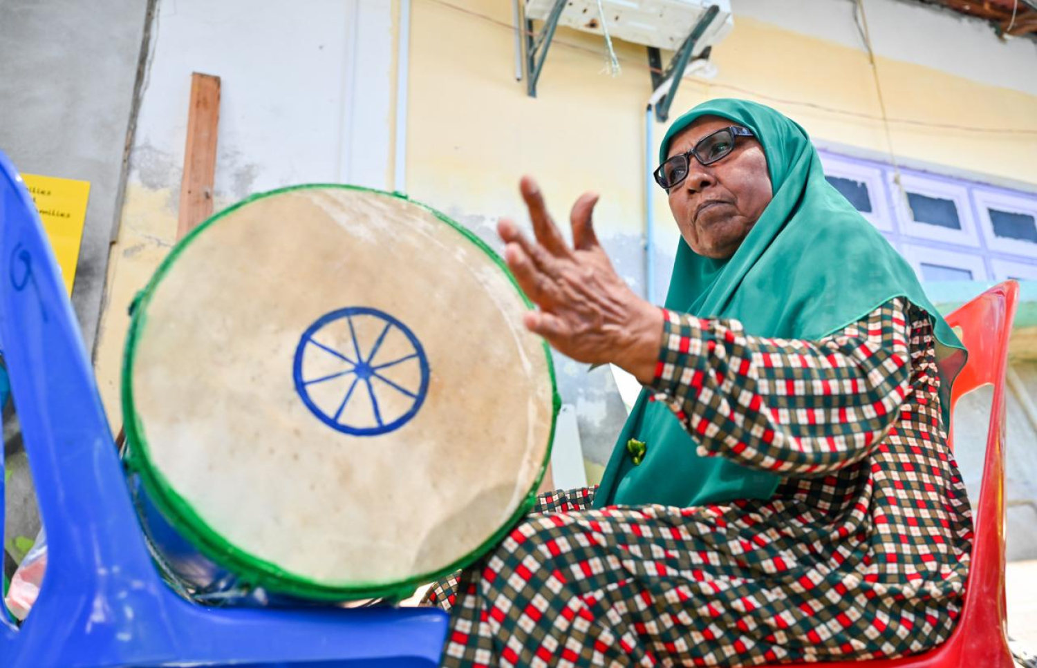 ކުޅުދުއްފުށީ ގޮމަށީ މަރިޔަމް އިސްމާއިލް (ކުޑަ މަރިޔަނބު) ބެރު ޖެހުމުގެ ހުނަރު ދައްކާލަނީ: އޭނާގެ ސަގާފީ ކުޅިވަރުގެ ހަޔާތަކީ އެތައް ކުލައަކުން ޖަރީވެފައިވާ ރަން ހަޔާތެއް - ފޮޓޯ: ފަޔާޒު މޫސާ | މިހާރު