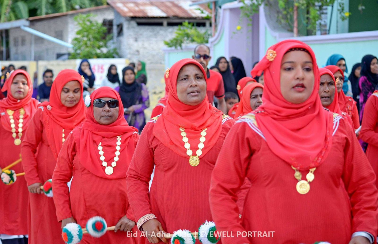 ކުޅުދުއްފުށީ ގޮމަށީ މަރިޔަމް އިސްމާއިލް (ކުޑަ މަރިޔަނބު) ދަފި ނަގަން ސަފުގައި: އަދުގެ ޒުވާނުންނަށް ދަފި ނަގަން ދަސްކޮށްދިނީ އޭނާ އިސްވެ ހުރެ - ފޮޓޯ: އައިވެލް ޕޯޓްރެއިޓް