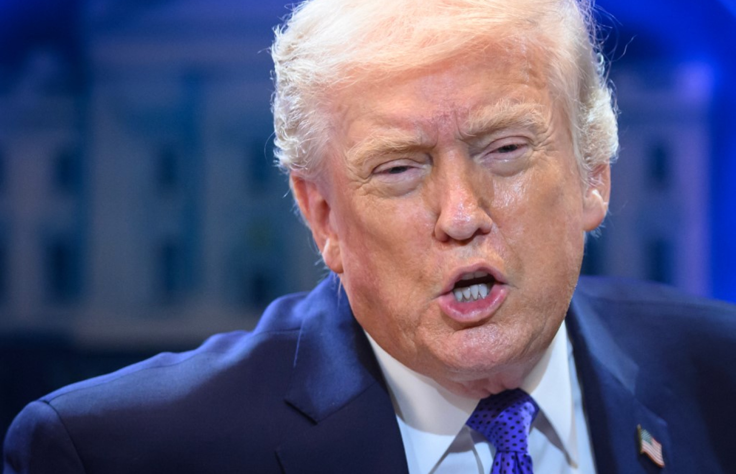 އެމެރިކާގެ ރައީސް ޑޮނަލްޑް ޓްރަމްޕު ސުޕްރީމް ކޯޓުގެ ހުކުމާ ގުޅޭ ގޮތުން ނޫސްވެރިންނާ ވާހަކަ ދައްކަވަނީ. -- ފޮޓޯ: އޭއެފްޕީ