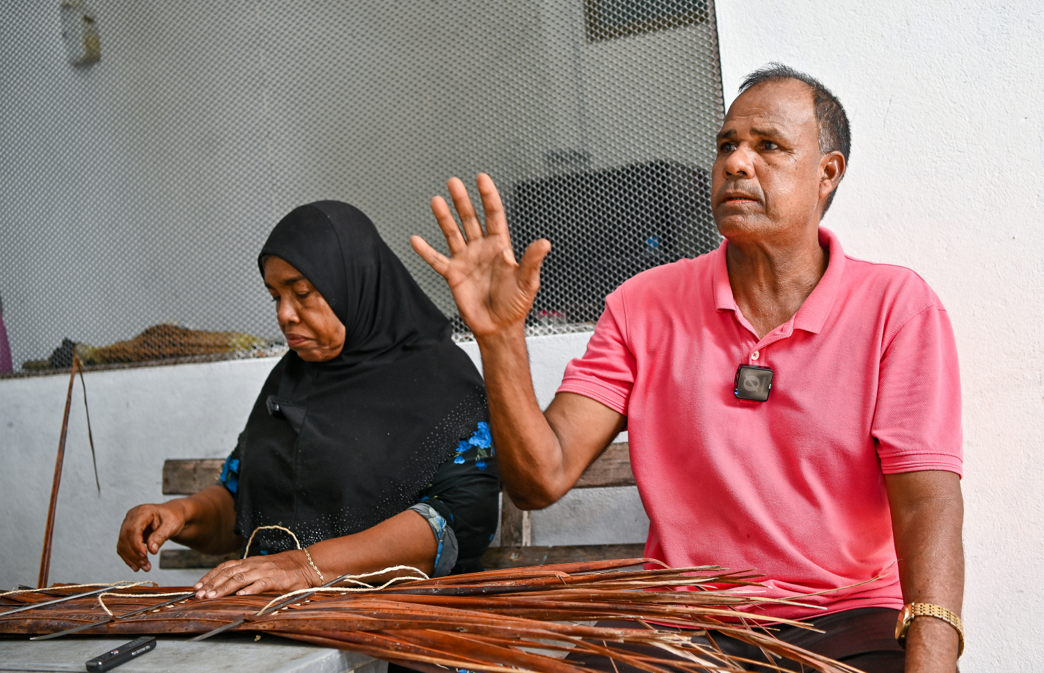 ހަދީޖާ އާއި އަލީ ޝަރީފު "މިހާރު" އާ ވާހަކަ ދައްކަނީ.--- ފޮޓޯ: ފަޔާޒު މޫސާ| މިހާރު