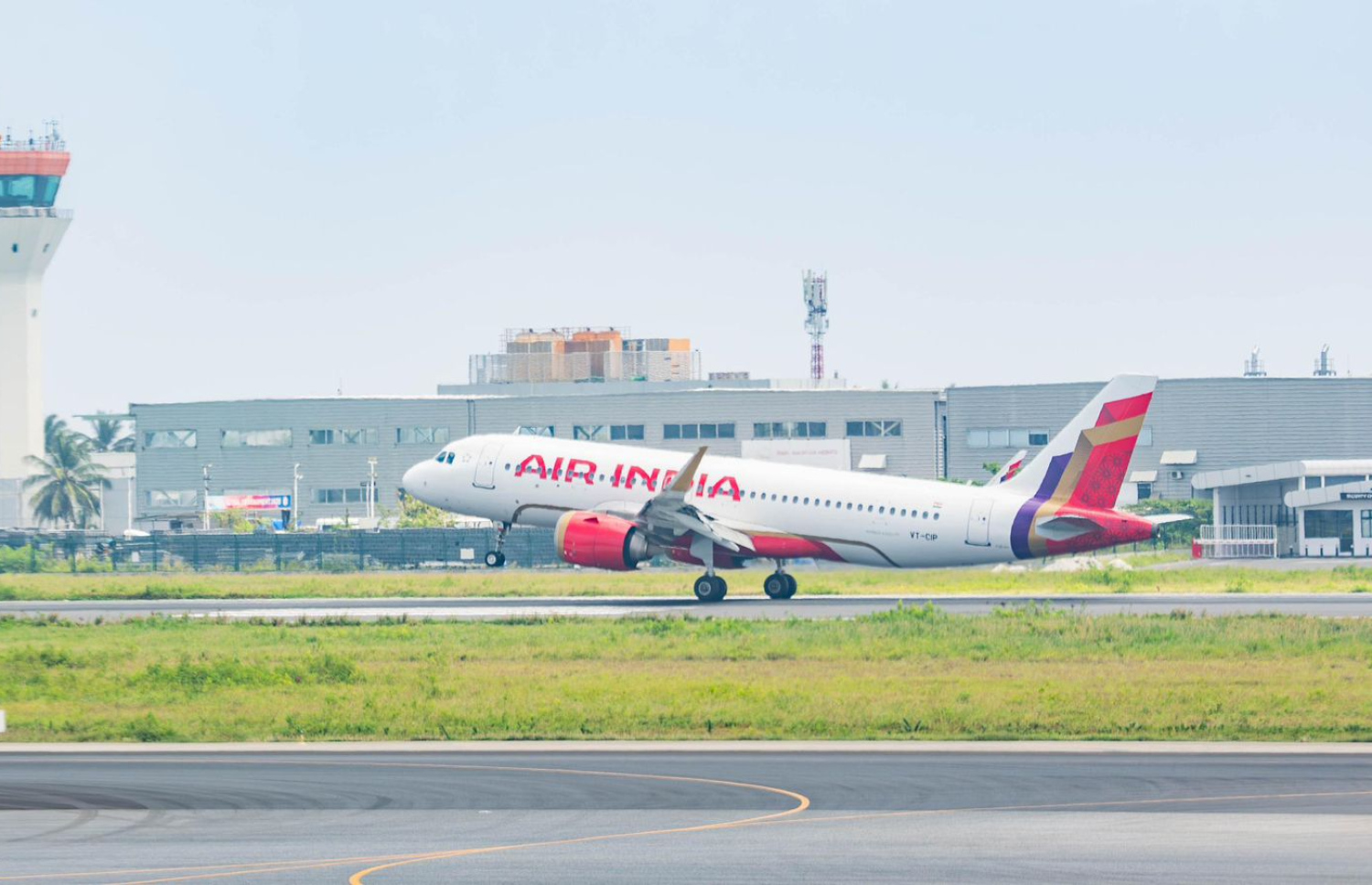 އެއާ އިންޑިއާގެ މަތިންދާބޯޓު ވެލާނާ އިންޓަނޭޝަނަލް އެއާޕޯޓަށް މިއަދު ޖައްސަނީ: އެ މަތިންދާބޯޓަށް ވޯޓާ ސެލިއުޓެއް ދީ، މިއަދު ހޫނު މަރުހަބާއެއް ކިޔާފައިވޭ.