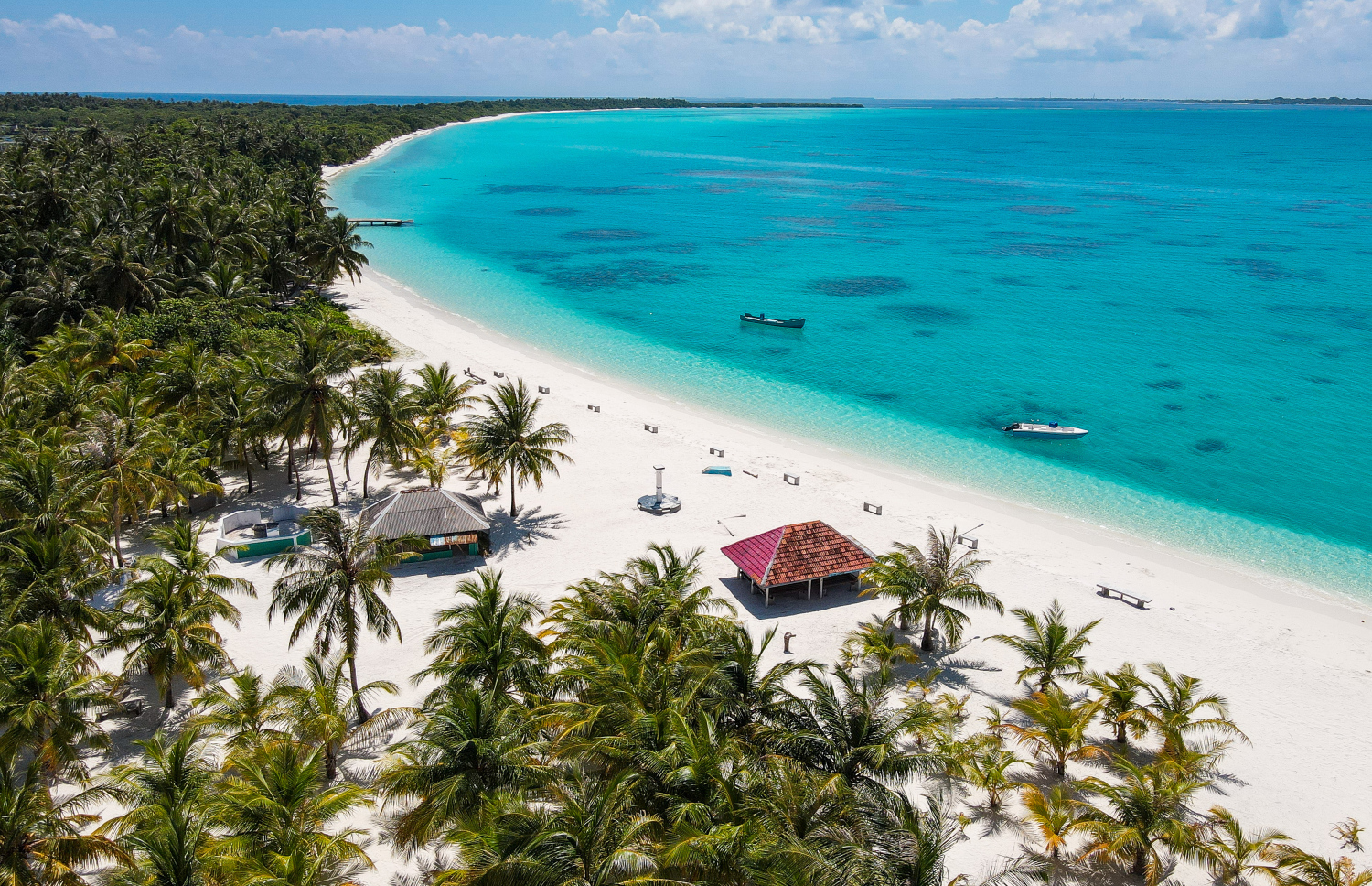 ހދ. ނޮޅިވަރަންފަރު ބީޗު ސަރަހައްދު. މި ރަށުގެ މި ރީތި ބީޗު ބޭނުންކުރަން އެހެން ރަށްރަށުން ވެސް ދަތުރު ހަދައިގެން ވަރަށް ގިނަ މީހުން އާދޭ -- ފޮޓޯ: ފަޔާޒު މޫސާ | މިހާރު