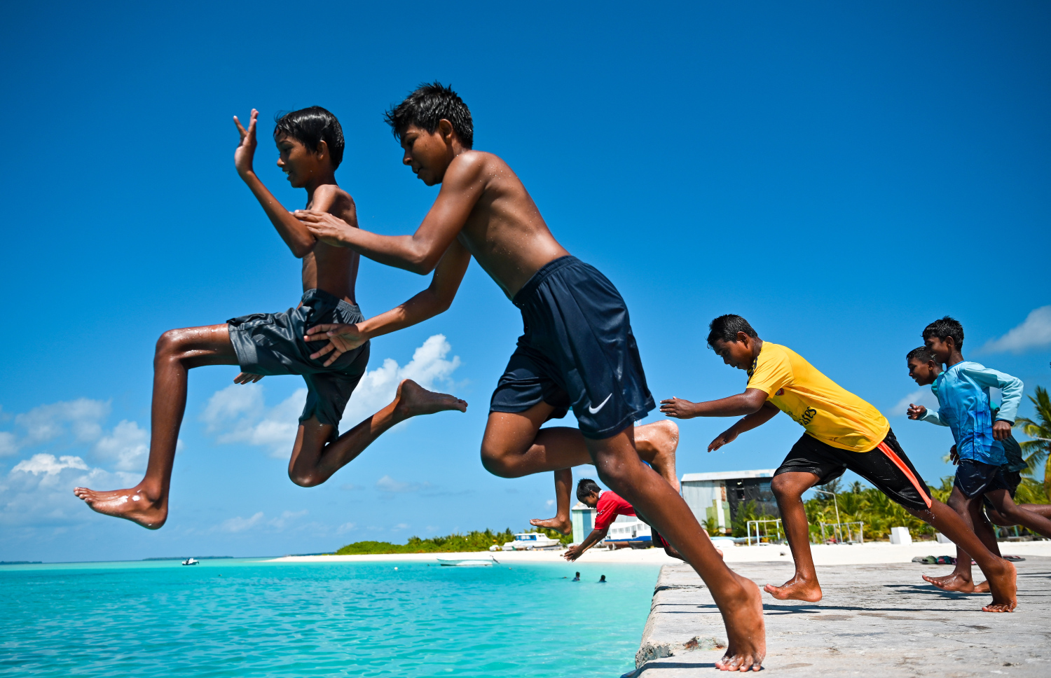 މޫދަށް އެރެން ގޮސް އުޅުނު ކުދިންތަކެއް މޫދަށް ފުއްމާލަނީ. ނޮޅިވަރަންފަރުގެ މި ޗާލު ބީޗާއި މޫދު ބޭނުން ކުރަން ކައިރި ރަށްރަށުން ވެސް މީހުން އާދޭ -- ފޮޓޯ: ފަޔާޒު މޫސާ | މިހާރު