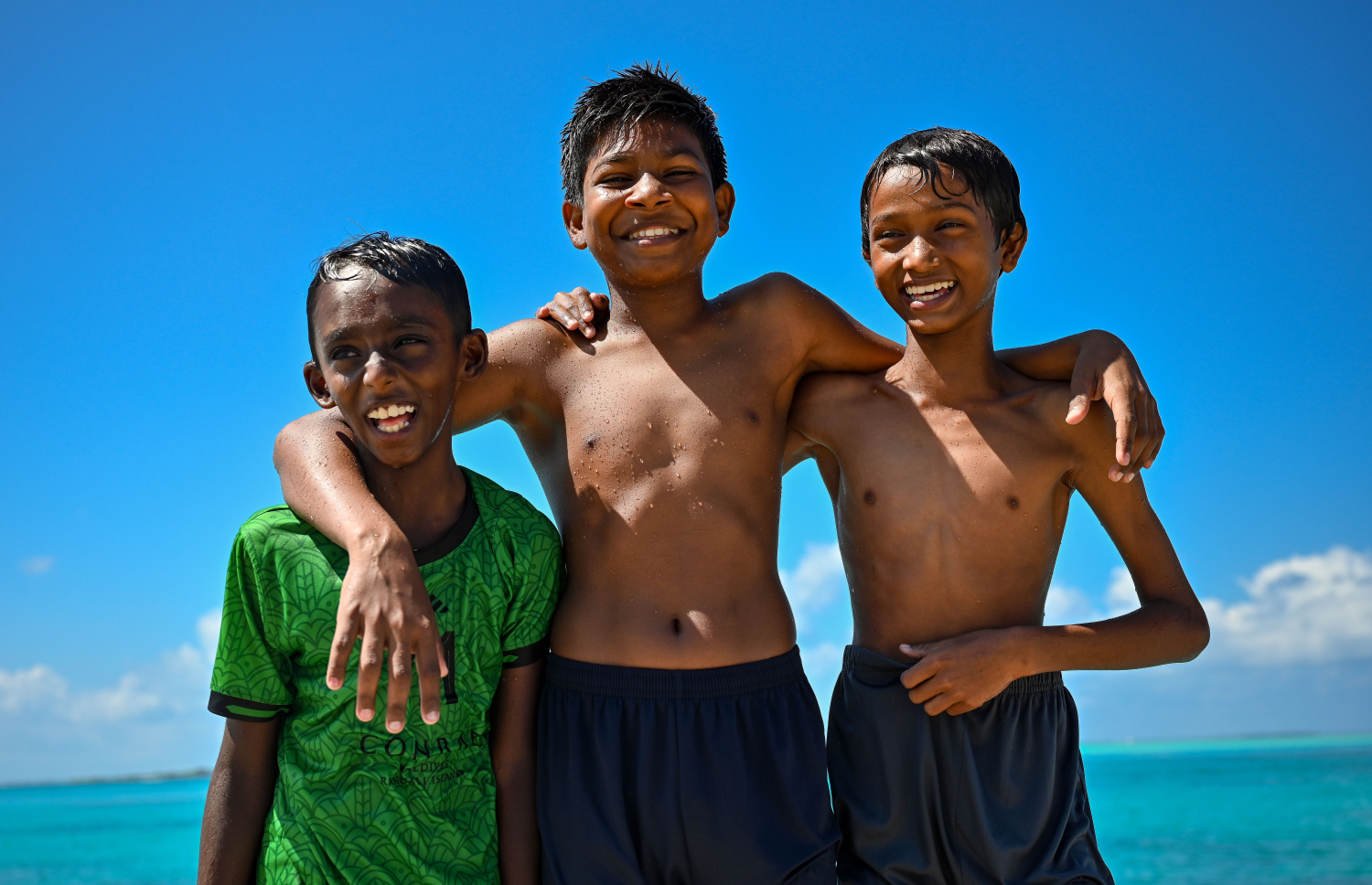 މޫދަށް އެރެން ބީޗުގައި ތިބި ކުދިންތަކެއް ފޮޓޯއަކަށް ހުއްޓިލައިގެން. ކައިރި ރަށްރަށުން ވެސް ވަރަށް ގިނަ މީހުން މި ބީޗަށް މޫދަށް އެރެން އާދޭ -- ފޮޓޯ: ފަޔާޒު މޫސާ | މިހާރު