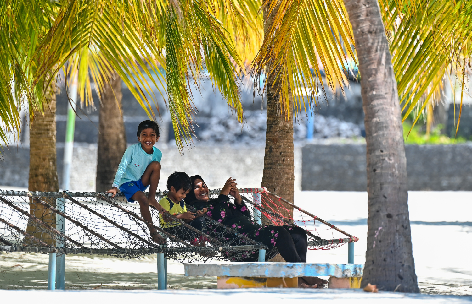 ރަށުގެ ބީޗާ ދިމާލު ރުއްގަނޑު ސަރަހައްދުގައި އެ ރަށު އާއިލާ އެއް މަޑުކޮއްލައިގެން. ހުކުރު ދުވަހު މި ރަށުު ގިނަ އަދަދެއްގެ ބަޔަކު އާއިލާއާއެކު ރަށުގެ ބީޗު ސަރަހައްދަށް މޫދަށް އެރެން ދޭ -- ފޮޓޯ: ފަޔާޒު މޫސާ | މިހާރު