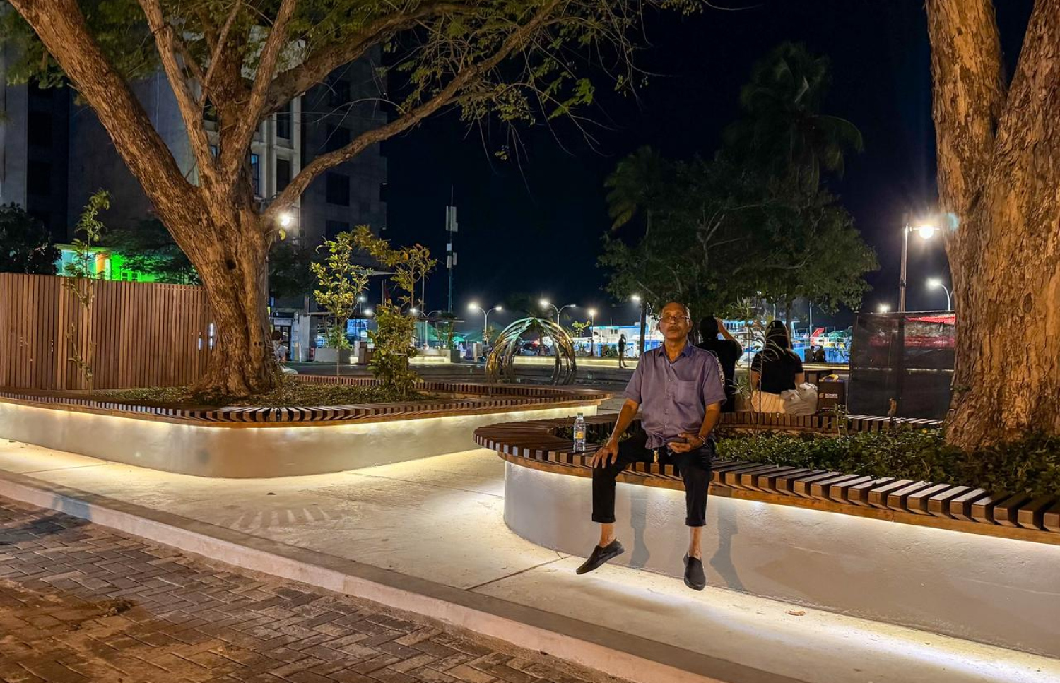 މަރާމާތަށް ފަހު ހުޅުވި ޖުމްހޫރީ މައިދާނުގެ ބުރެއްގައި މީހަކު އިށީނދެލައިގެން.-- ފޮޓޯ: ނިޝާން އަލީ | މިހާރު