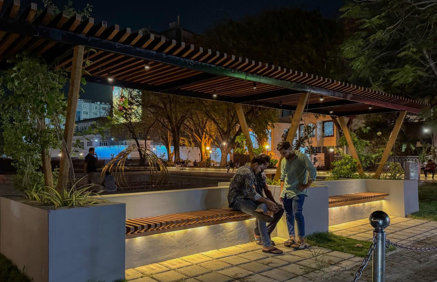 މަރާމާތަށް ފަހު ހުޅުވި ޖުމްހޫރީ މައިދާނުގެ ބެންޗެއްގައި ބަޔަކު މަޑުކޮށްލައިގެން.-- ފޮޓޯ: ނިޝާން އަލީ | މިހާރު