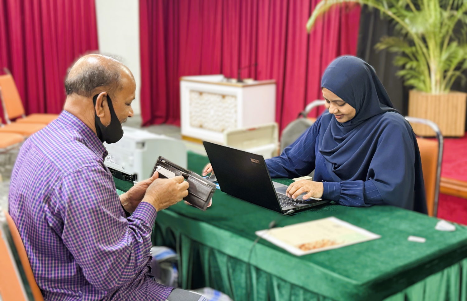 ޒަކާތު ހައުސް އިން ނަގުދު ފައިސާ އާއި ކޭޝް ކާޑުން ފިތުރު ޒަކާތް ބަލައިގަތުން އިސްލާމީ މަރުކަޒުގައި ކުރިއަށް ގެންދަނީ.-- ފޮޓޯ: ޒަކާތު ހައުސް