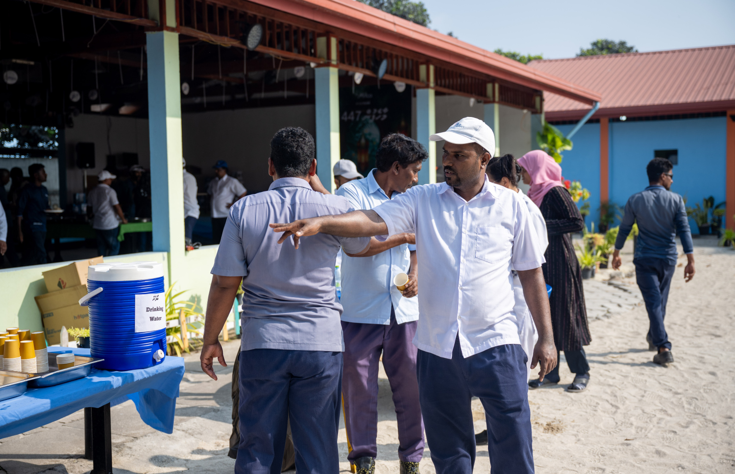 ފެލިވަރުގެ މުވައްޒަފުންނަށް މިދިޔަ ހަފުތާގެ ހޮނިހިރު ދުވަހު ބޭއްވި މާހެފުން އިންތިޒާމު ކުރުމުގައި މޫސަ ހަރަކާތްތެރިވަނީ.---ފޮޓޯ: ނިޝާން އަލީ| މިހާރު