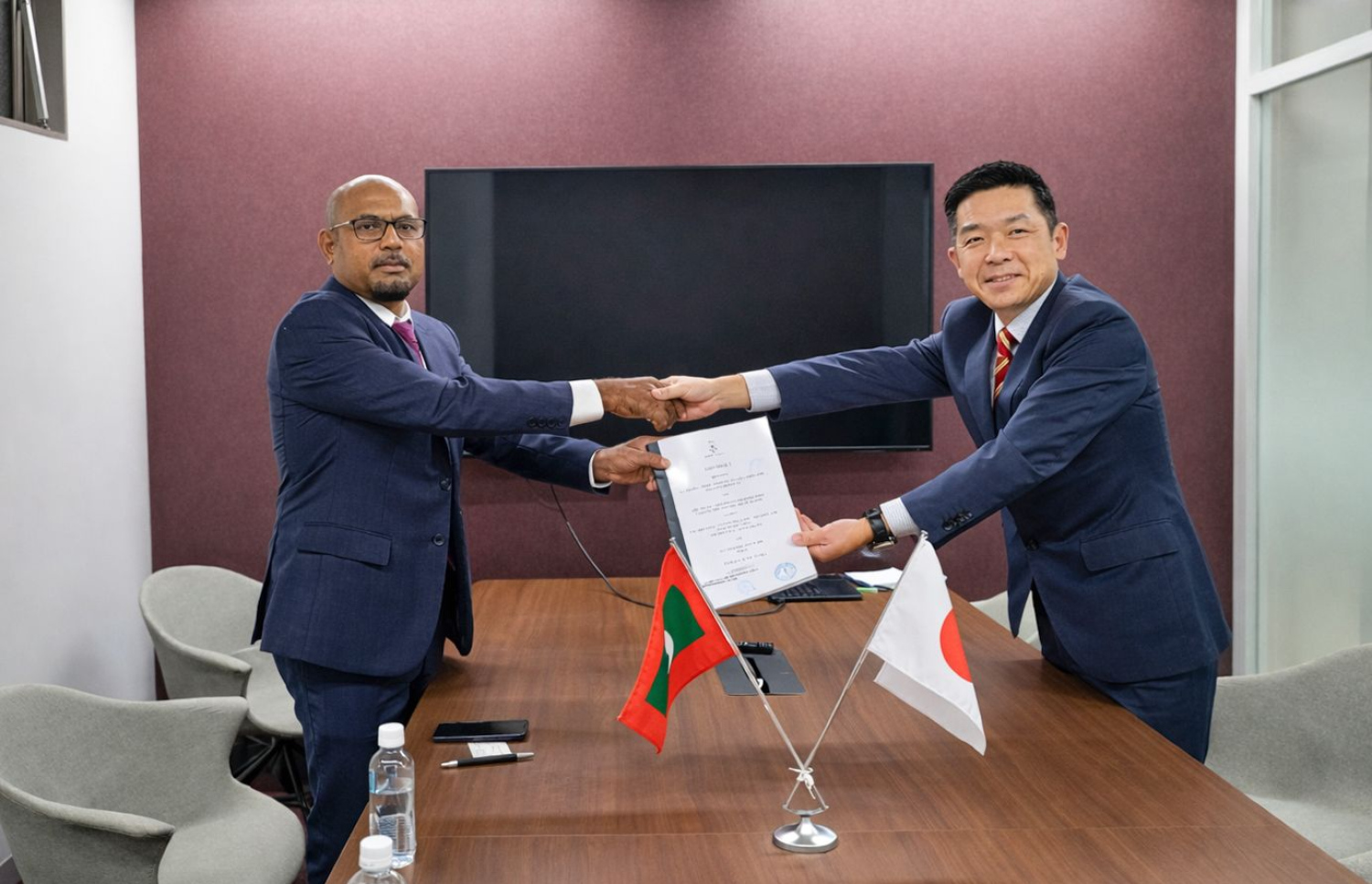 ޕްރޮޖެކްޓް ފޯ ޑިޒާސްޓާ ރެސިލިއަންސް އެންޑް އެންހާންސްމަންޓް އިން މާލެ އައިލެންޑް މަސައްކަތް ޖަޕާނުގެ ކުންފުންޏަކާ ހަވާލުކޮށް އެއްބަސްވުމުގައި ސޮއިކުރުމަށް ބޭއްވި ރަސްމިއްޔާރު.-- ފޮޓޯ: ހައުސިން މިނިސްޓްރީ