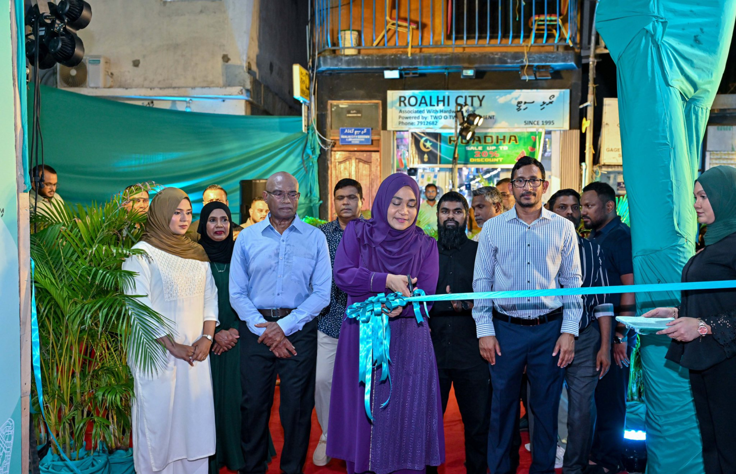 ފަސްޓް ލޭޑީ ސާޖިދާ، ޕީއެންސީގެ ގަލޮޅު ދެކުނު ދާއިރާގެ ކެމްޕޭން ޖަގަހަ ރޭ ހުޅުއްވައި ދެއްވަނީ.---ފޮޓޯ: ޕީއެންސީ