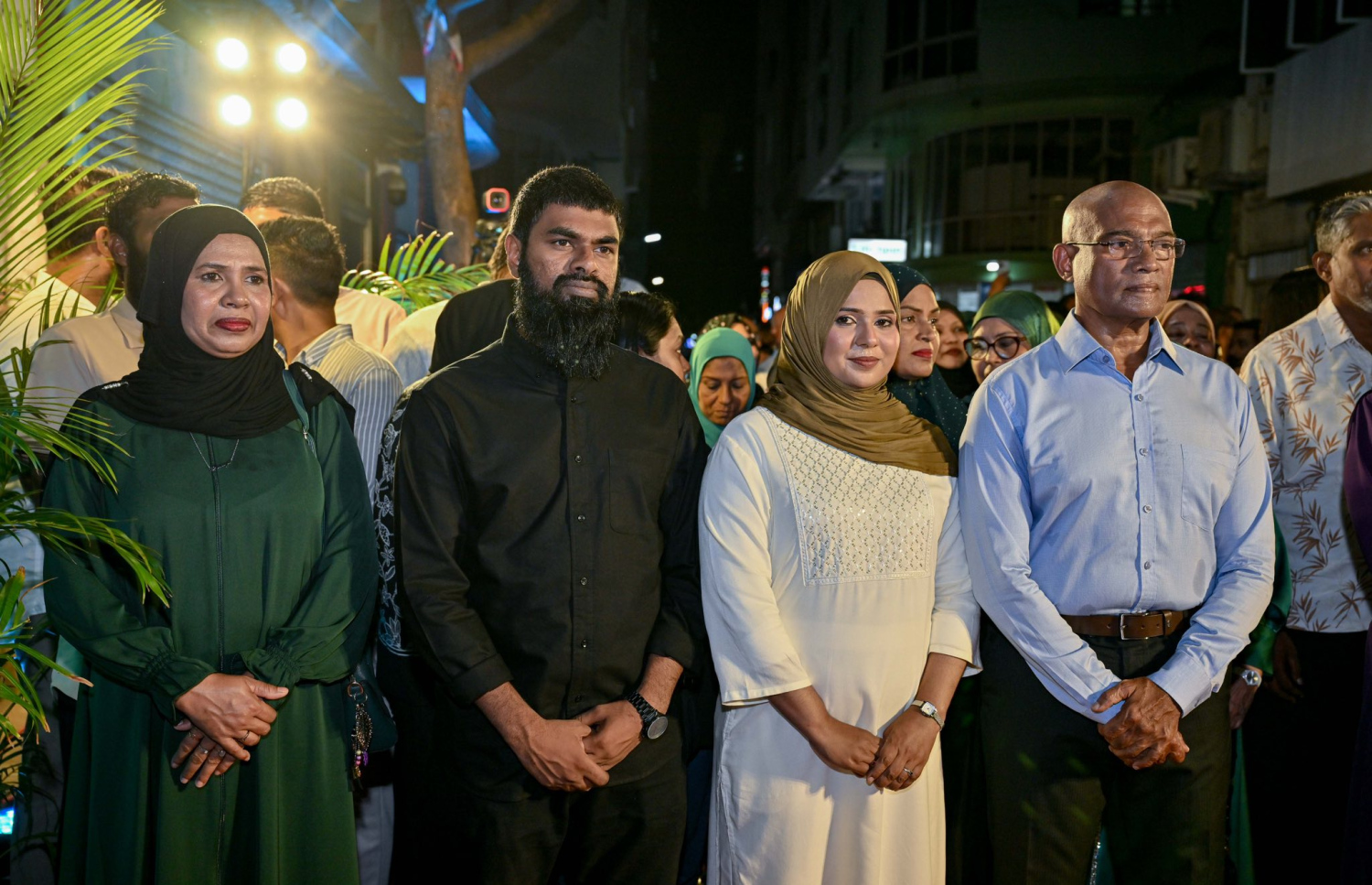 ޕީއެންސީގެ ގަލޮޅު ދެކުނު ދާއިރާގެ ކެމްޕޭން ޖަގަހަ ހުޅުވުމަށް ރޭ ބޭއްވި ރަސްމިއްޔާތުގައި ލޯކަލް އިންތިހާބުގައި އެ ޕާޓީގެ ޓިކެޓުގައި ވާދަކުރައްވާ މޫސާ އަލީ ޖަލީލާއި ބައެއް އެހެން ކެންޑިޑޭޓުން.---ފޮޓޯ: ޕީއެންސީ