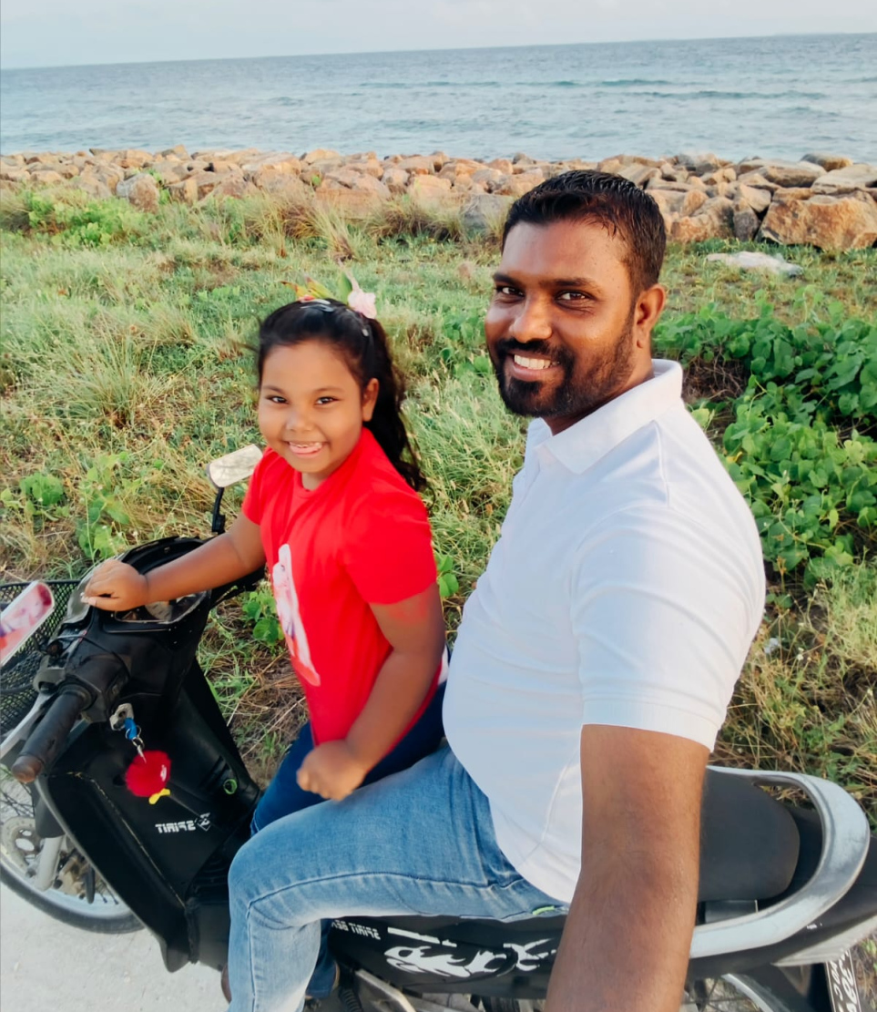 މޫސަ އޭނާގެ ދަރިފުޅާ އެކު ސެލްފީއެއް ނަގަނީ.