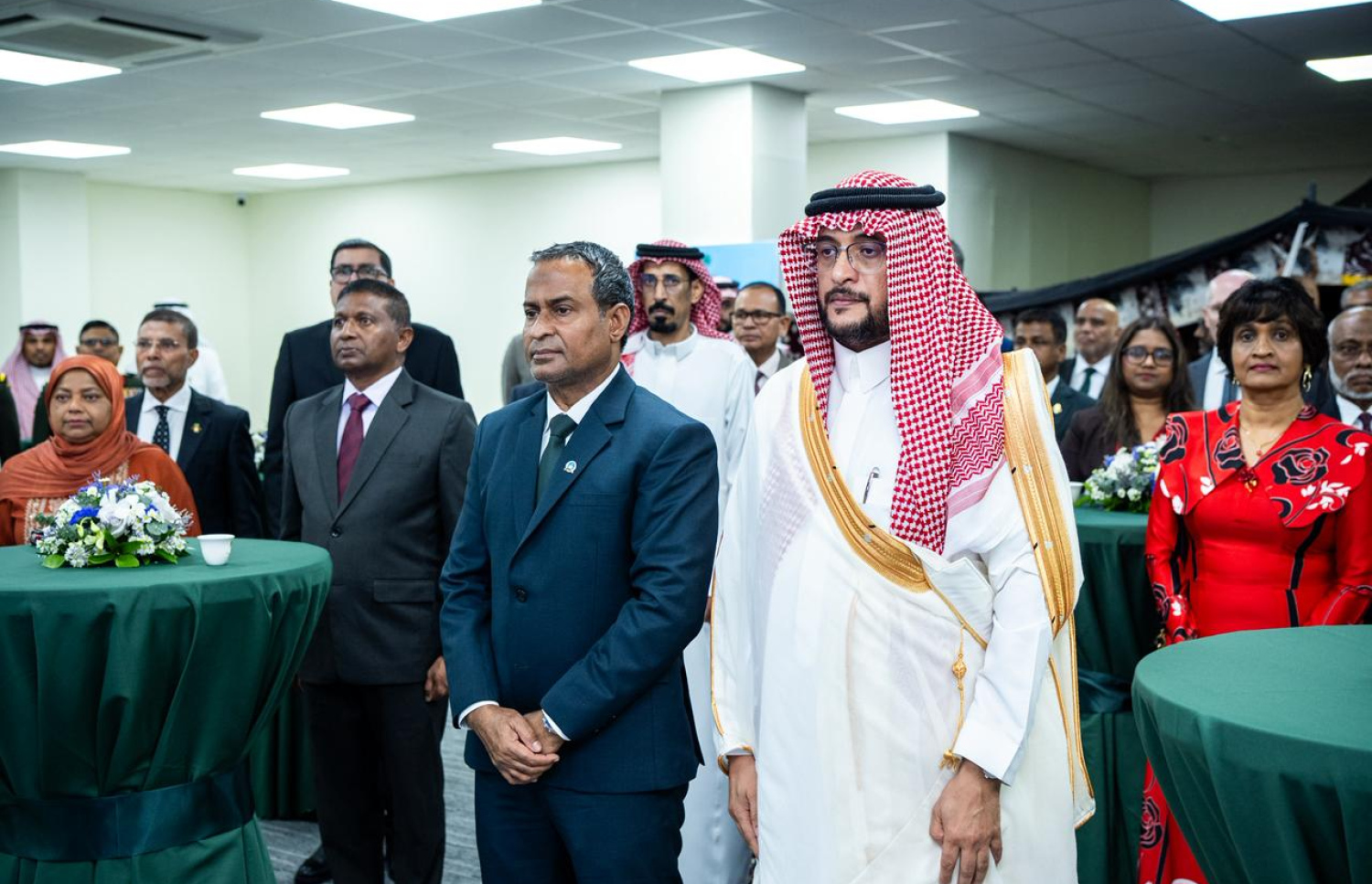 ސައުދީގެ ތައުސީސީ ދުވަސް ފާހަގަކުރުމަށް ރޭ ބޭއްވި ހަފުލާގައި ސައުދީ ސަފީރު ޔަހްޔާ ހަސަން އަލް ގަހްތާނީ އާއި އެ ހަފުލާގެ ޝަރަފުވެރި މެހުމާން އުއްތަމަ ފަނޑިޔާރު ޣަނީ ބައިވެރިވެވަޑައިގަންނަނަވަނީ.--- ފޮޓޯ: ނިޝާން އަލީ | މިހާރު