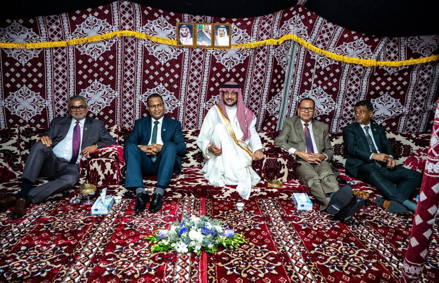 ސައުދީގެ ތައުސީސީ ދުވަސް ފާހަގަކުރުމަށް ރޭ ބޭއްވި ހަފުލާގައި ސައުދީ ސަފީރު ޔަހްޔާ ހަސަން އަލް ގަހްތާނީ އާއި އެ ހަފުލާގެ ޝަރަފުވެރި މެހުމާން އުއްތަމަ ފަނޑިޔާރު ޣަނީ އާއި ޓޫރިޒަމް މިނިސްޓަރު ތޯރިހު އަދި ލޯކަލް ގަވަމެންޓް މިނިސްޓަރު އާދަމް ޝަރީފާއި ހެލްތު މިނިސްޓަރު ނާޒިމް ބައިވެރިވެވަޑައިގަންނަނަވަނީ.--- ފޮޓޯ: ނިޝާން އަލީ | މިހާރު