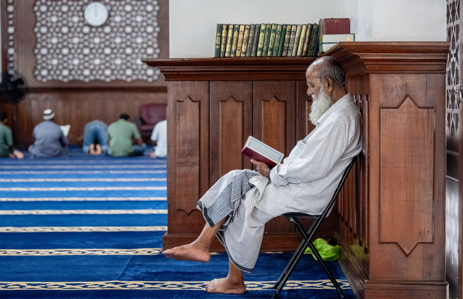 ޖަމާއަތުގައި ކުރި މެންދުރު ނަމާދަށް ފަހު، މީހަކު އިސްލާމީ މަރުކަޒުގައި ގުރުއާން ކިޔަވަނީ، ރޯދަމަހުގެ ސަވާބާއި ދަރުމަ ހޯދަން މިސްކިތްތަކުގައި މީހުން ވަގުތު ހޭދަކުރާ މިންވަރު ވަރަށް ބޮޑަށް އިތުރުވޭ.-- ފޮޓޯ: ނިޝާން އަލީ | މިހާރު