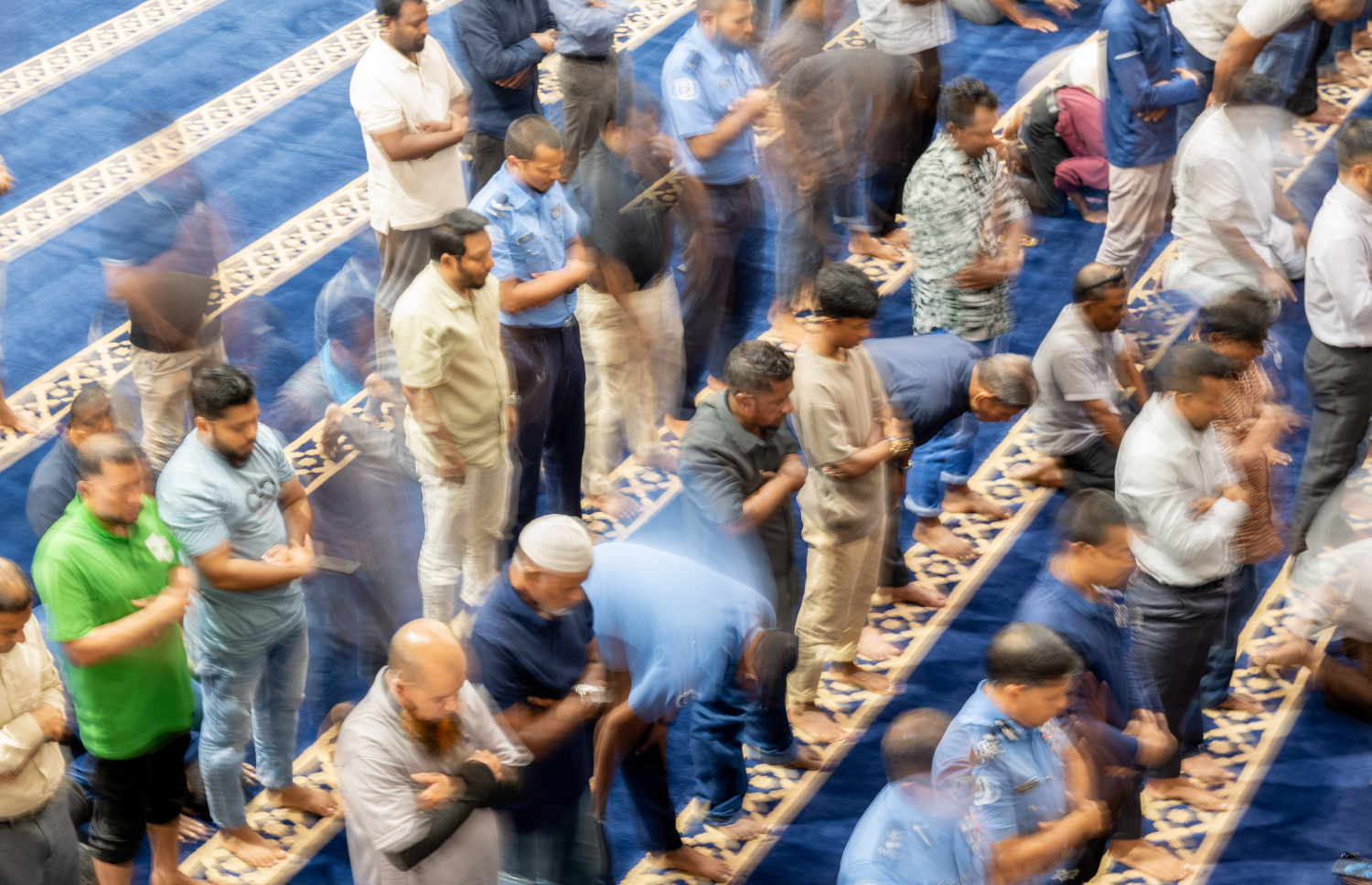 އިސްލާމީ މަރުކަޒުގައި ބަޔަކު ނަމާދުކުރަނީ: ރޯދަމަހު ކޮންމެ ދުވަހަކު ވެސް ގިނަ ބަޔަކު ޖަމާއަތަށް އަރާ.-- ފޮޓޯ: ނިޝާން އަލީ | މިހާރު