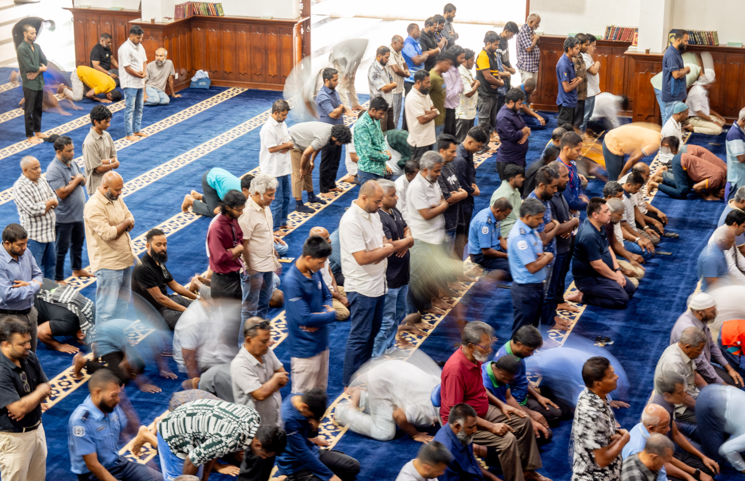 އިސްލާމީ މަރުކަޒުގައި ބަޔަކު ނަމާދު ކުރަނީ.--- ފޮޓޯ: ނިޝާން އަލީ | މިހާރު