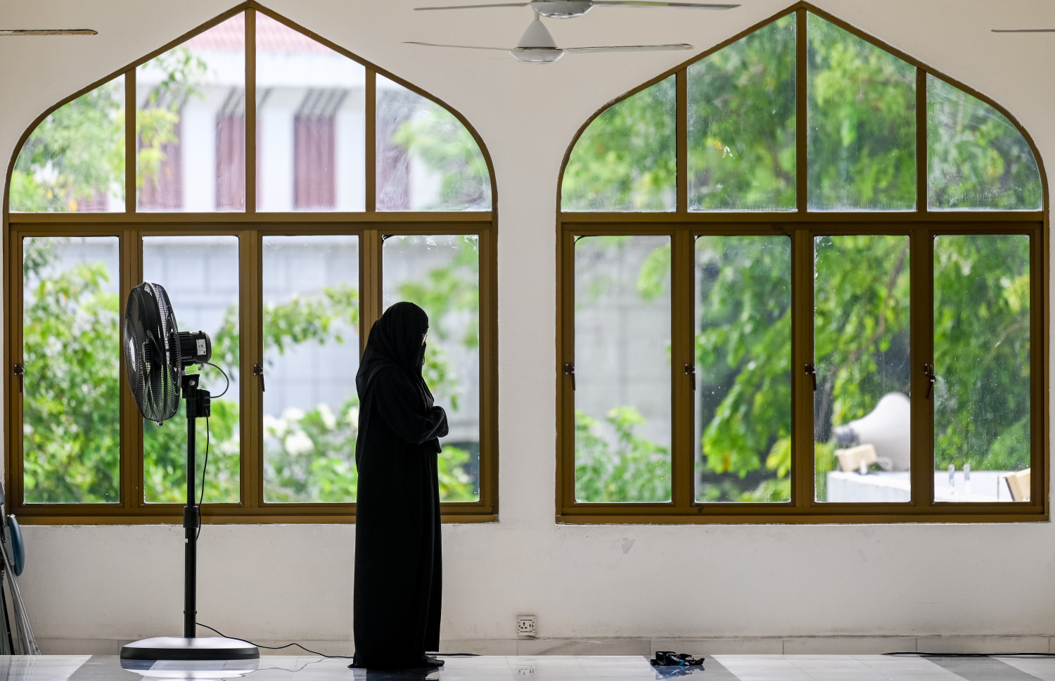 އިސްލާމީ މަރުކަޒުގައި އަންހެނަކު ނަމާދު ކުރަނީ: ރޯދަމަހު ކޮންމެ ދުވަހަކު ވެސް ގިނަ ބަޔަކު ޖަމާއަތަށް އަރާ.-- ފޮޓޯ: ނިޝާން އަލީ | މިހާރު