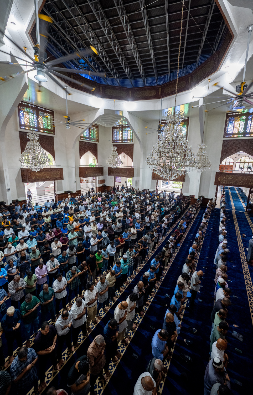 މެންދުރު ނަމާދު އިސްލާމީ މަރުކަޒުގައި ޖަމާއަތުގައި ކުރަނީ: ކޮންމެ އަހަރެއްގެ ރޯދަ މަހާ އެކު މިސްކިތްތައް ފުރިބާރުވޭ.-- ފޮޓޯ: ނިޝާން އަލީ | މިހާރު