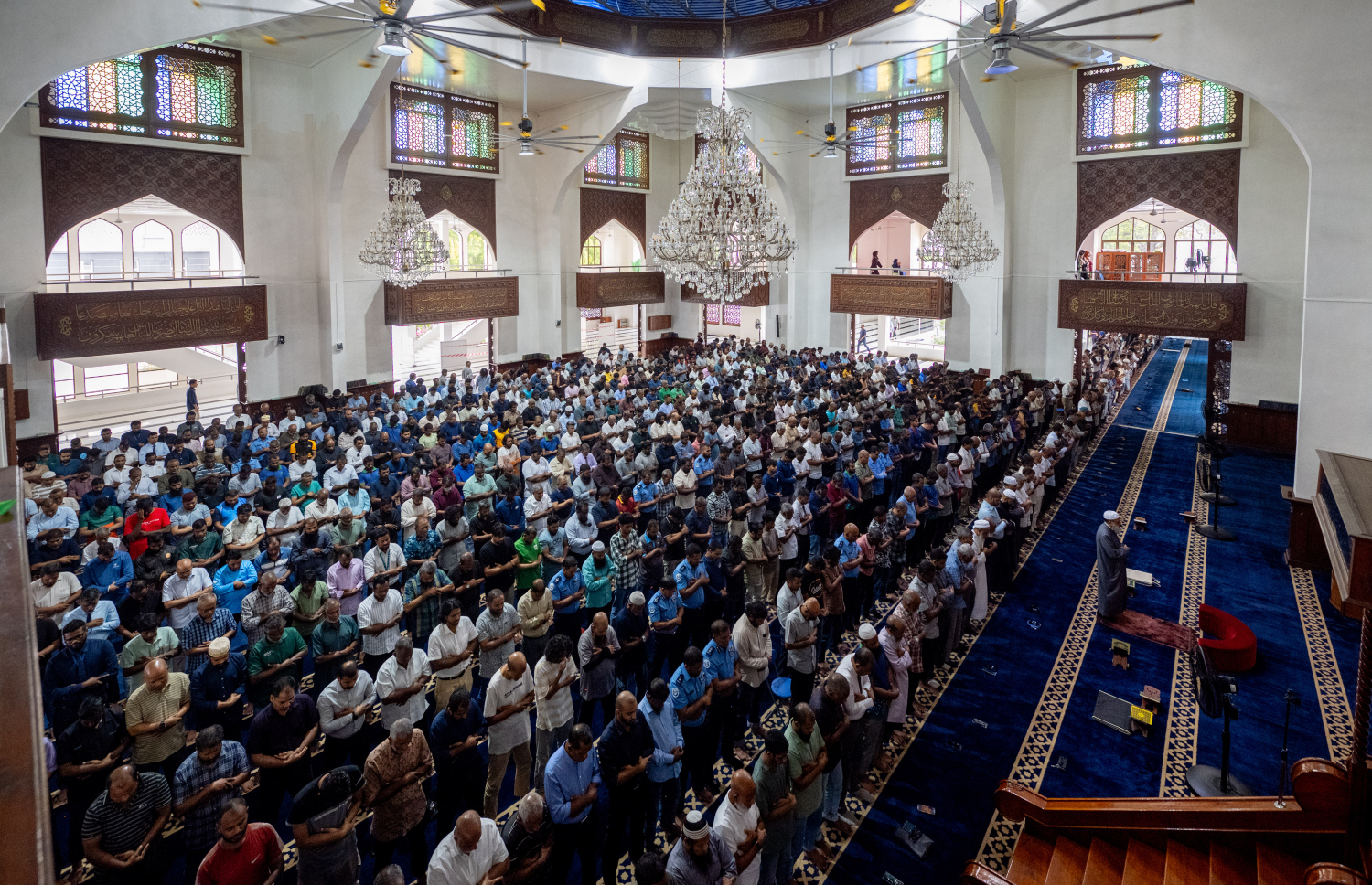 އިސްލާމީ މަރުކަޒުގައި މެންދުރު ނަމާދު ޖަމާއަތުގައި ކުރަނީ: ރޯދަމަހު ކޮންމެ ދުވަހަކު ވެސް ގިނަ ބަޔަކު ޖަމާއަތަށް އަރާ.-- ފޮޓޯ: ނިޝާން އަލީ | މިހާރު