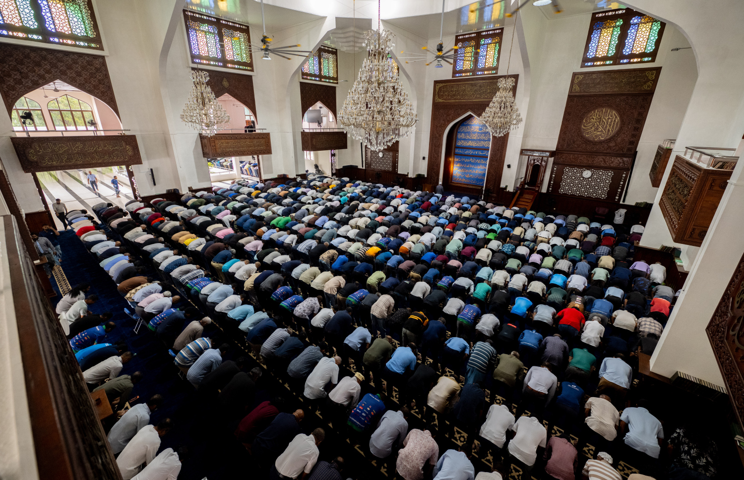 އިސްލާމީ މަރުކަޒުގައި މެންދުރު ނަމާދު ޖަމާއަތުގައި ކުރަނީ: ރޯދަމަހު ކޮންމެ ދުވަހަކު ވެސް ގިނަ ބަޔަކު ޖަމާއަތަށް އަރާ.-- ފޮޓޯ: ނިޝާން އަލީ | މިހާރު