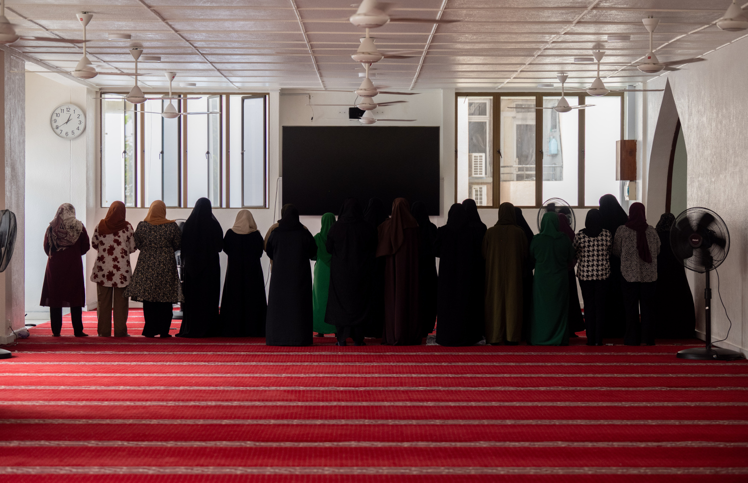 އިސްލާމީ މަރުކަޒުގައި އަންހެނުން ނަމާދު ކުރަނީ: ރޯދަމަހު ކޮންމެ ދުވަހަކު ވެސް ގިނަ ބަޔަކު ޖަމާއަތަށް އަރާ.-- ފޮޓޯ: ނިޝާން އަލީ | މިހާރު