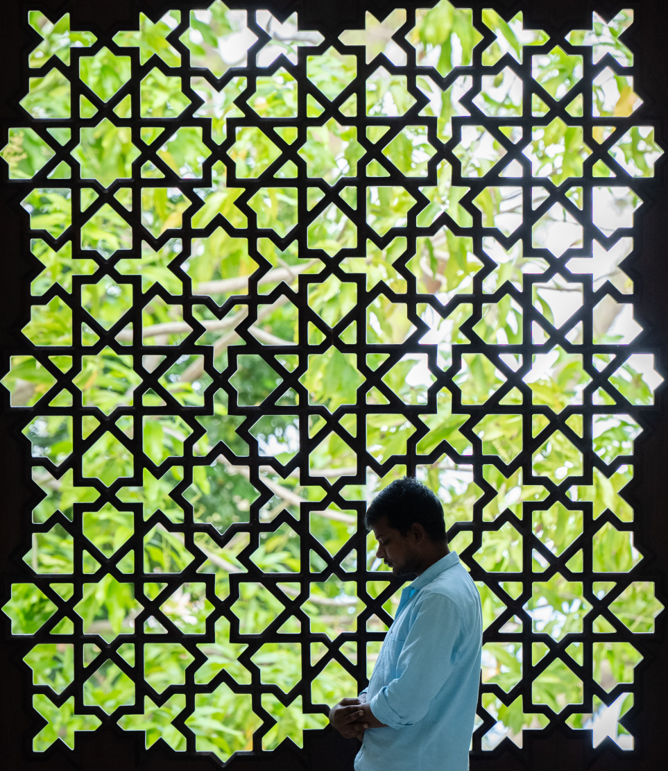 އިސްލާމީ މަރުކަޒުގައި މީހަކު ނަމާދު ކުރަނީ: ރޯދަމަހު ކޮންމެ ދުވަހަކު ވެސް ގިނަ ބަޔަކު ޖަމާއަތަށް އަރާ.-- ފޮޓޯ: ނިޝާން އަލީ | މިހާރު