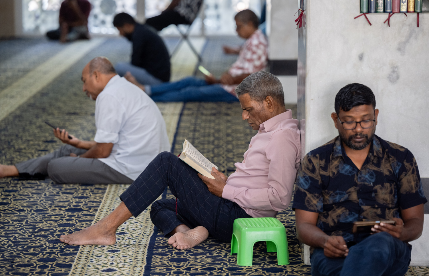 މި ރޯދަމަހު ޖަމާއަތުގައި ކުރި މެންދުރު ނަމާދަށް ފަހު، ބަޔަކު ގުރުއާން ކިޔަވަނީ.--- ފޮޓޯ: ނިޝާން އަލީ | މިހާރު