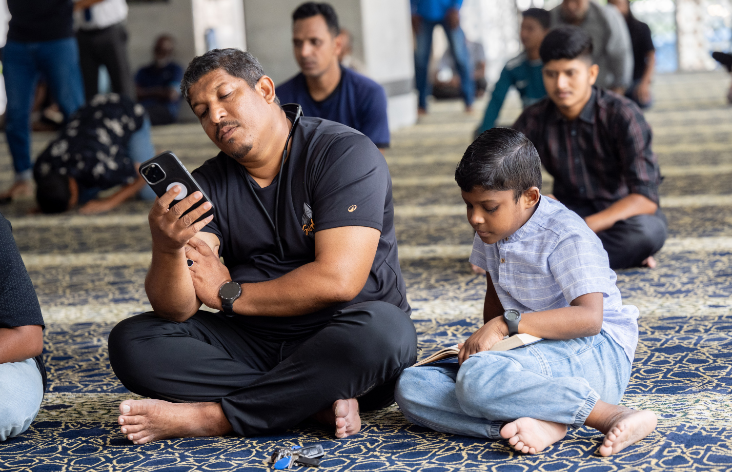 ވިޔަފާރިވެރިންގެ މިސްކިތުގައި ޖަމާއަތުގައި ކުރި މެންދުރު ނަމާދަށް ފަހު، ކުޑަކުއްޖަކު އޭނާގެ ބެލެނިވެރިޔާއެކު ގުރުއާން ކިޔަވަނީ: ރޯދަމަހުގެ ސަވާބާއި ދަރުމަ ހޯދަން މިސްކިތްތަކުގައި މީހުން ވަގުތު ހޭދަކުރާ މިންވަރު ވަރަށް ބޮޑަށް އިތުރުވޭ.-- ފޮޓޯ: ނިޝާން އަލީ | މިހާރު