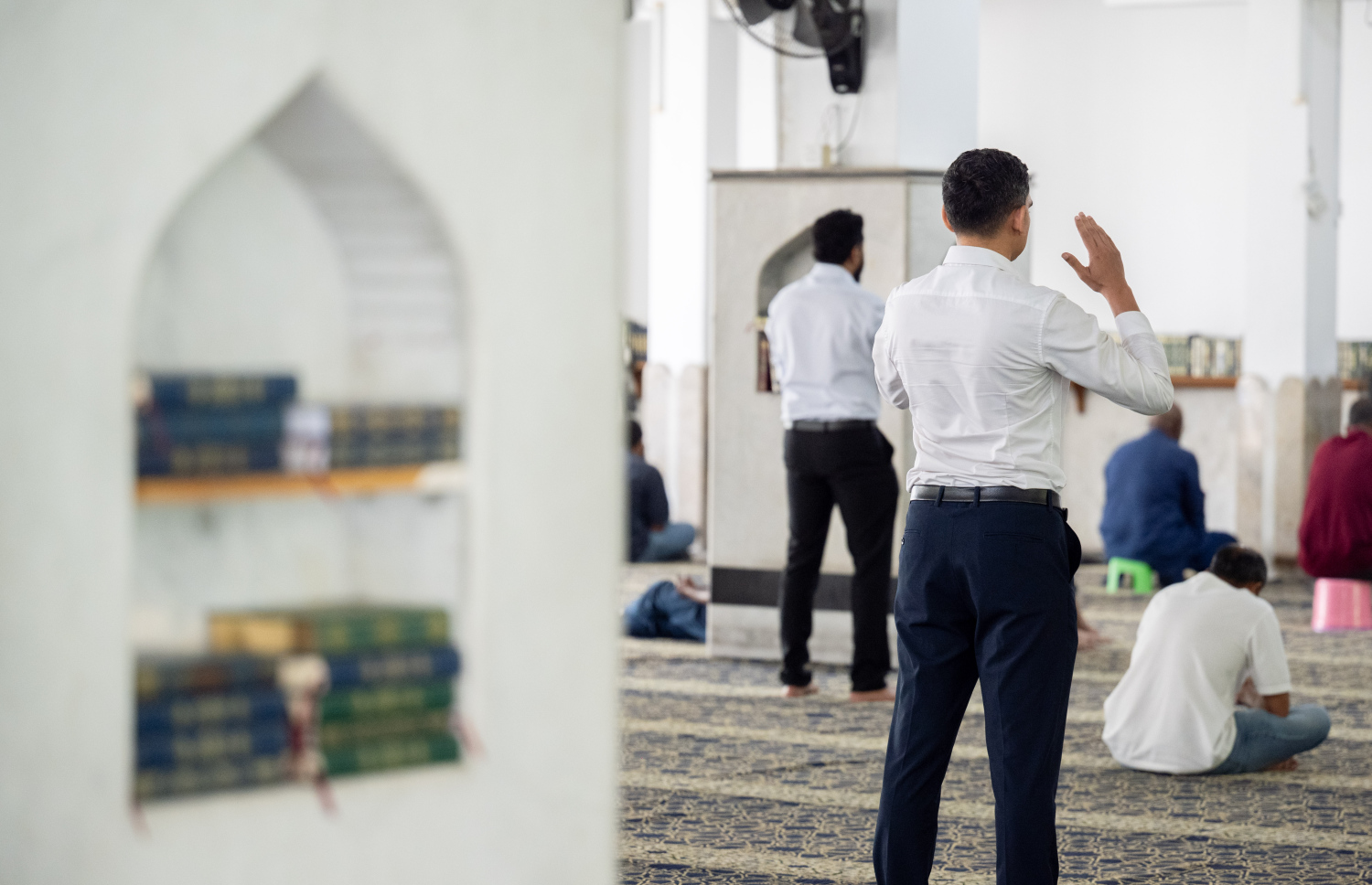 ވިޔަފާރިވެރިންގެ މިސްކިތުގައި މެންދުރު ނަމާދު ކުރަނީ: ރޯދަމަހު ކޮންމެ ދުވަހަކު ވެސް ގިނަ ބަޔަކު ޖަމާއަތަށް އަރާ.-- ފޮޓޯ: ނިޝާން އަލީ | މިހާރު