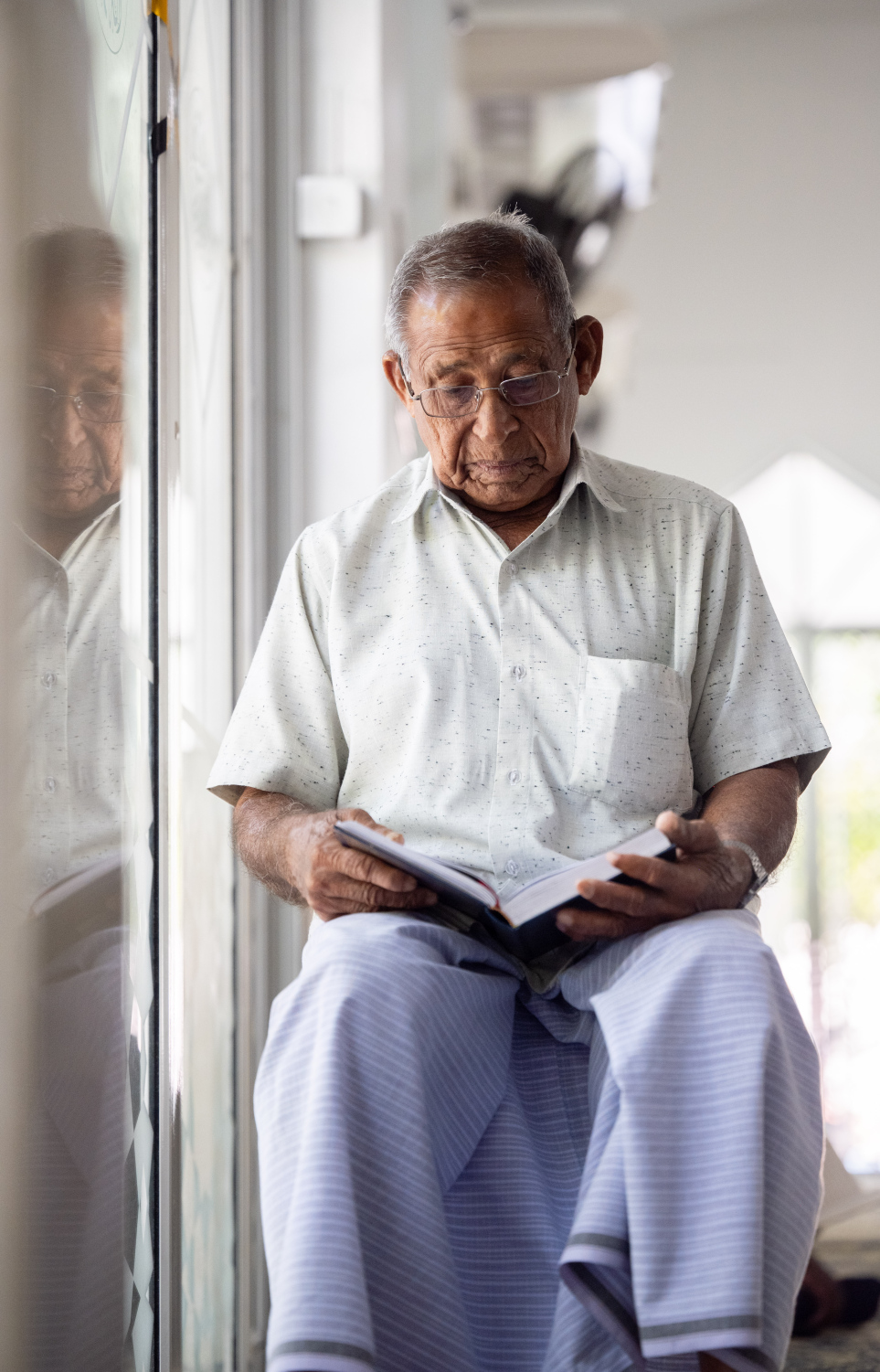 ޖަމާއަތުގައި ކުރި މެންދުރު ނަމާދަށް ފަހު، މީހަކު ގުރުއާން ކިޔަވަނީ: ރޯދަމަހުގެ ސަވާބާއި ދަރުމަ ހޯދަން މިސްކިތްތަކުގައި މީހުން ވަގުތު ހޭދަކުރާ މިންވަރު ވަރަށް ބޮޑަށް އިތުރުވޭ.-- ފޮޓޯ: ފަޔާޒް މޫސާ | މިހާރު