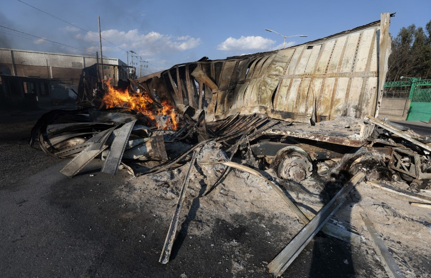 މެކްސިކޯގައި މަރާލި ޑްރަގް ކާޓެލްގެ ވެރިޔާގެ މަރުގެ ބަދަލު ހިފުމަށް އޭނާގެ ގޭންގުން ނުކުމެ ވެހިކަލްތަކުގައި ހުޅުޖަހާފައި. -- ފޮޓޯ: އޭއެފްޕީ