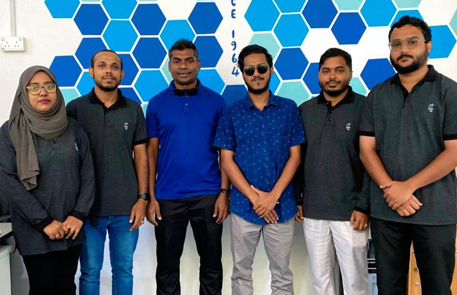 އައިޝާ އާއި ބައެއް މުވައްޒަފުން އެސްޓީއޯގެ އެމްޑީ ޝިމާދުއާ އެކު ގުރޫޕް ފޮޓޯއެއް ނަގަނީ.