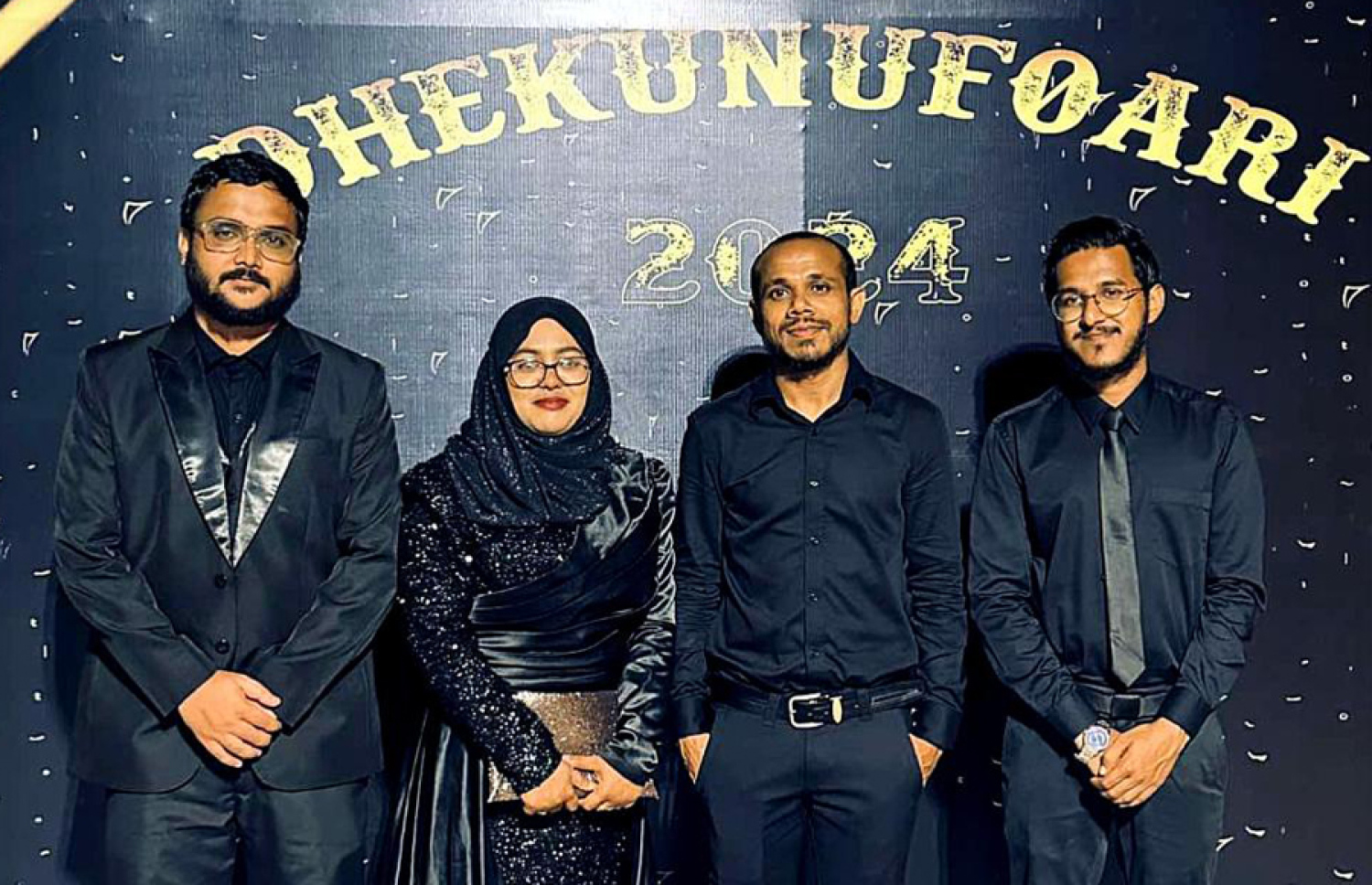 އައިޝާ ބައެއް މުވައްޒަފުންނާ އެކު ފޮޓޯއަކަށް ތައްޔާރުވެގެން.